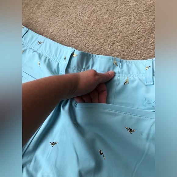 Under Armour Men’s 38 Golf Printed Storm Shorts in Light Blue w/Yellow Birds - Picture 14 of 14